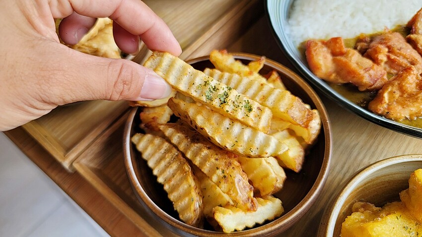 咖哩控注意！！只要百元就能吃到手作濃郁炸物咖哩系列，還有點心、小菜任你搭，就在靠山咖哩！！