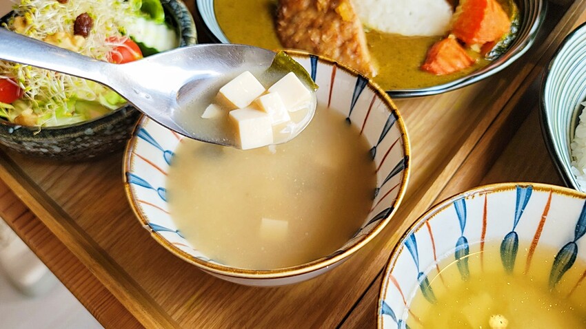 咖哩控注意！！只要百元就能吃到手作濃郁炸物咖哩系列，還有點心、小菜任你搭，就在靠山咖哩！！