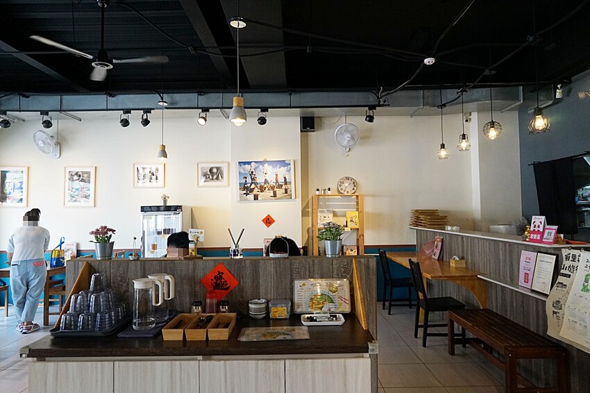 咖哩控注意！！只要百元就能吃到手作濃郁炸物咖哩系列，還有點心、小菜任你搭，就在靠山咖哩！！