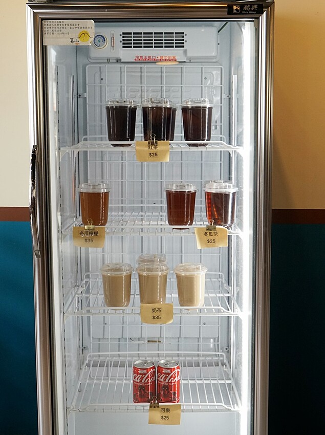 咖哩控注意！！只要百元就能吃到手作濃郁炸物咖哩系列，還有點心、小菜任你搭，就在靠山咖哩！！