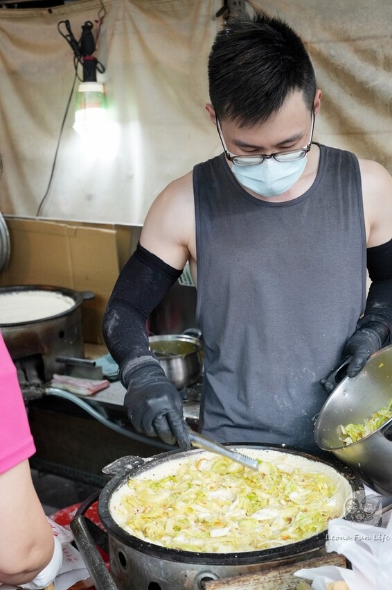 台中市南區傳統市場中的排隊人氣美食，現點現煎古早味點心，假日限定紅豆口味料多滿滿!|台中第三市場|順口香麥仔煎