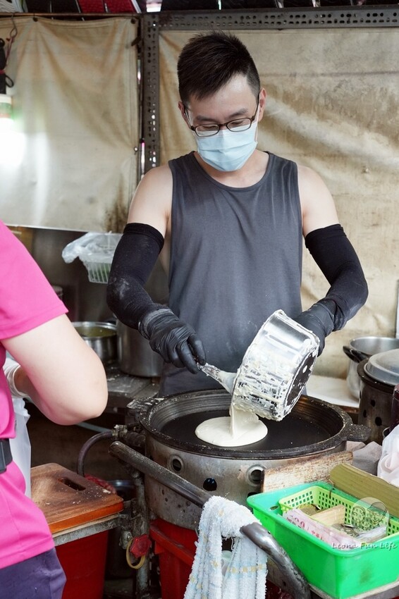 台中市南區傳統市場中的排隊人氣美食，現點現煎古早味點心，假日限定紅豆口味料多滿滿!|台中第三市場|順口香麥仔煎