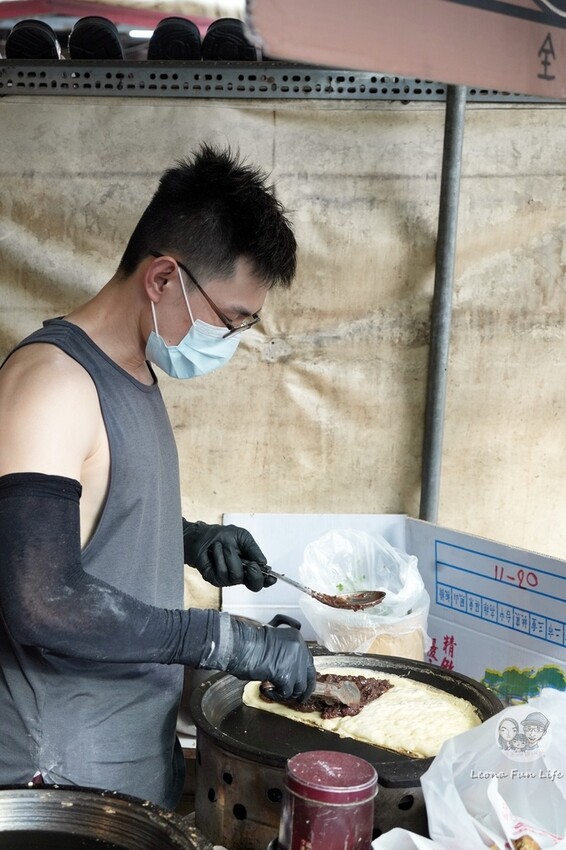 台中市南區傳統市場中的排隊人氣美食，現點現煎古早味點心，假日限定紅豆口味料多滿滿!|台中第三市場|順口香麥仔煎