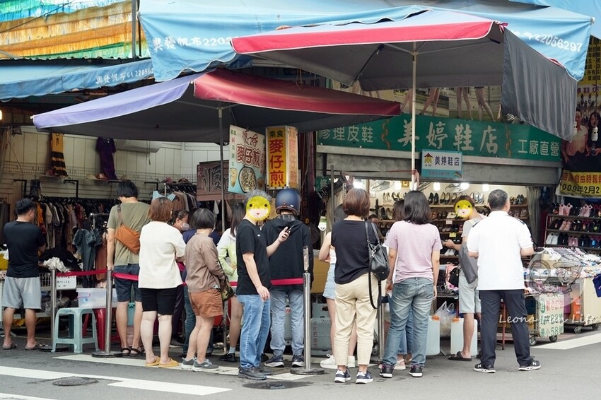 台中市南區傳統市場中的排隊人氣美食，現點現煎古早味點心，假日限定紅豆口味料多滿滿!|台中第三市場|順口香麥仔煎