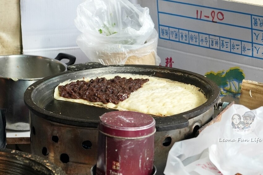 台中市南區傳統市場中的排隊人氣美食，現點現煎古早味點心，假日限定紅豆口味料多滿滿!|台中第三市場|順口香麥仔煎