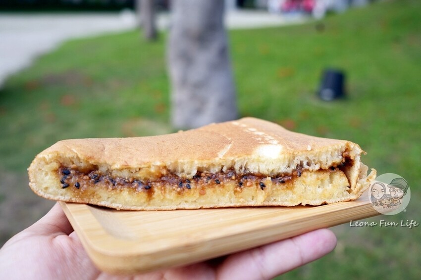台中市南區傳統市場中的排隊人氣美食，現點現煎古早味點心，假日限定紅豆口味料多滿滿!|台中第三市場|順口香麥仔煎