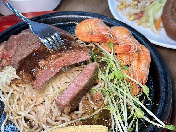 桃園市桃園區[桃園美食] 饗厚牛排-桃園店 $399自助吧吃到飽 加購牛排+$49起！#桃園吃到飽 @蛋寶趴趴go