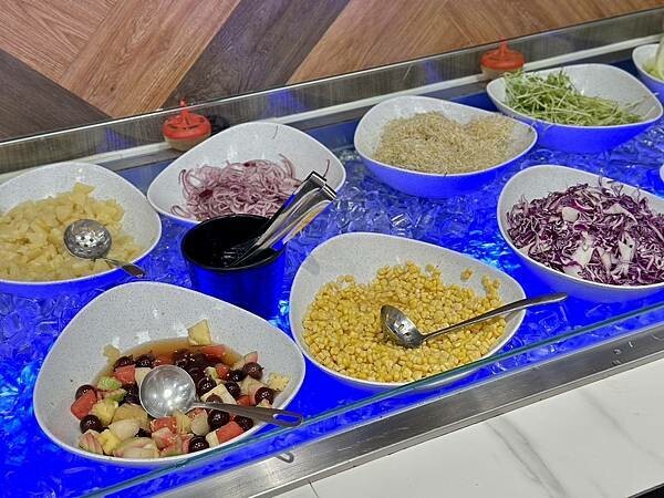 桃園市桃園區[桃園美食] 饗厚牛排-桃園店 $399自助吧吃到飽 加購牛排+$49起！#桃園吃到飽 @蛋寶趴趴go