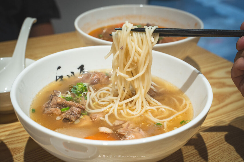 手川屋 麵專製 SHOU CHUAN WU｜台北中山捷運站旁的四川風味麻辣牛肉麵專賣店，新開幕的優秀麵店網路評價4.9