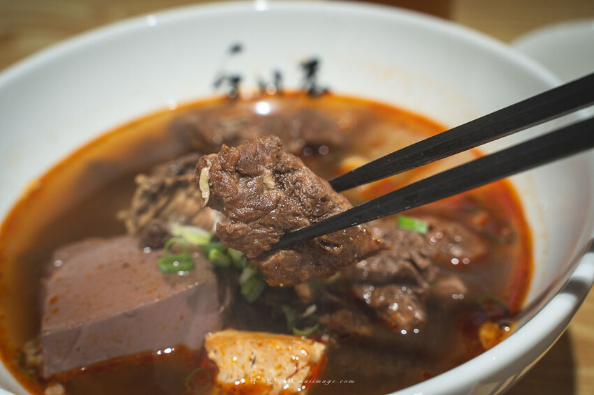 手川屋 麵專製 SHOU CHUAN WU｜台北中山捷運站旁的四川風味麻辣牛肉麵專賣店，新開幕的優秀麵店網路評價4.9