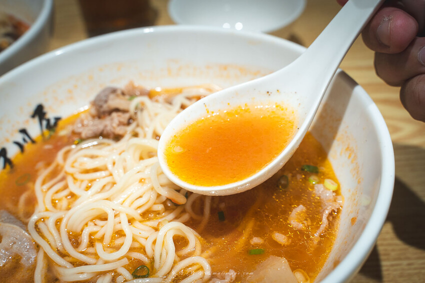 手川屋 麵專製 SHOU CHUAN WU｜台北中山捷運站旁的四川風味麻辣牛肉麵專賣店，新開幕的優秀麵店網路評價4.9