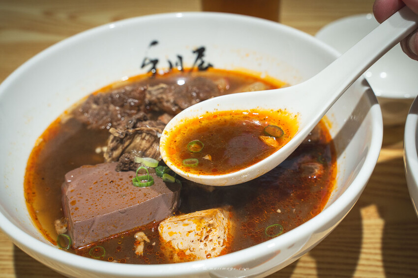 手川屋 麵專製 SHOU CHUAN WU｜台北中山捷運站旁的四川風味麻辣牛肉麵專賣店，新開幕的優秀麵店網路評價4.9