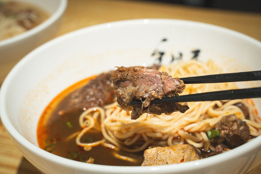 手川屋 麵專製 SHOU CHUAN WU｜台北中山捷運站旁的四川風味麻辣牛肉麵專賣店，新開幕的優秀麵店網路評價4.9