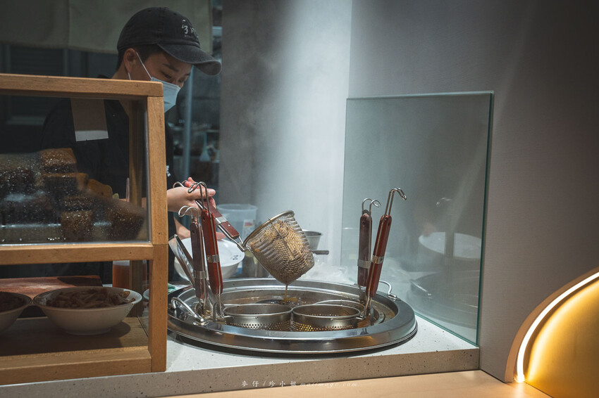 手川屋 麵專製 SHOU CHUAN WU｜台北中山捷運站旁的四川風味麻辣牛肉麵專賣店，新開幕的優秀麵店網路評價4.9