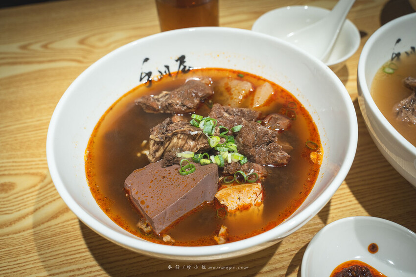 手川屋 麵專製 SHOU CHUAN WU｜台北中山捷運站旁的四川風味麻辣牛肉麵專賣店，新開幕的優秀麵店網路評價4.9