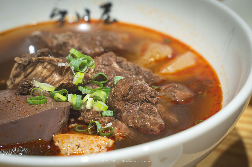 手川屋 麵專製 SHOU CHUAN WU｜台北中山捷運站旁的四川風味麻辣牛肉麵專賣店，新開幕的優秀麵店網路評價4.9