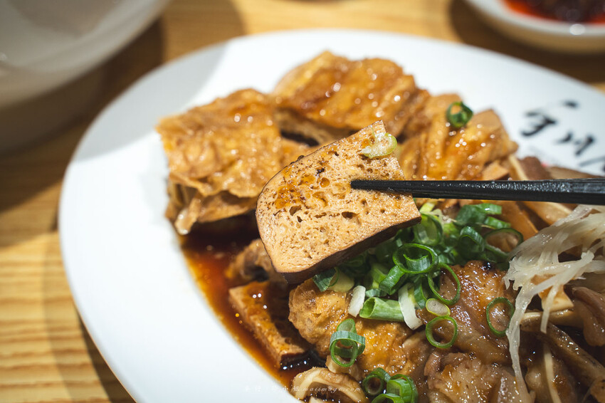 手川屋 麵專製 SHOU CHUAN WU｜台北中山捷運站旁的四川風味麻辣牛肉麵專賣店，新開幕的優秀麵店網路評價4.9