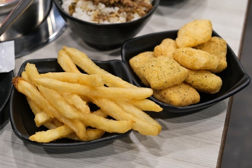 台南火鍋【九鼎鍋開元店】24小時營業平價火鍋,30種風味湯底 台南火鍋【九鼎鍋開元店】24小時營業平價火鍋,30種風味湯底