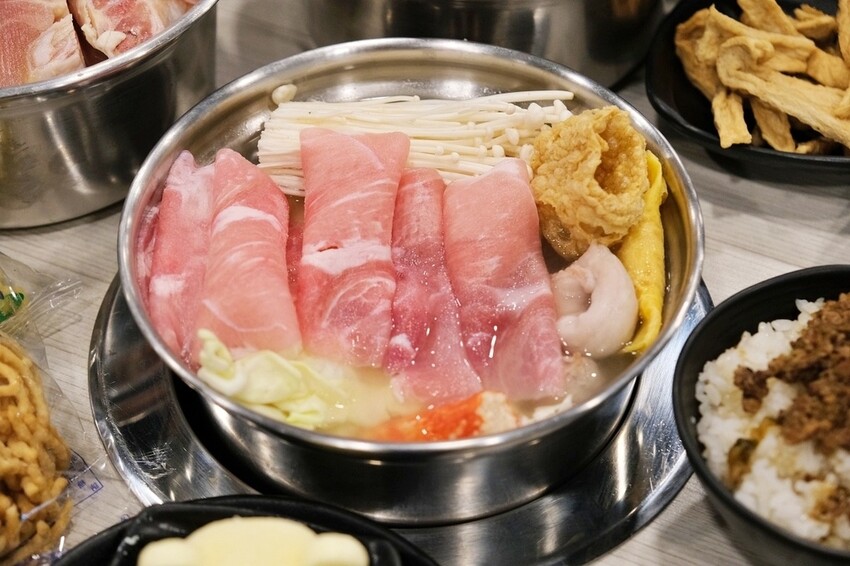 台南火鍋【九鼎鍋開元店】24小時營業平價火鍋,30種風味湯底 台南火鍋【九鼎鍋開元店】24小時營業平價火鍋,30種風味湯底