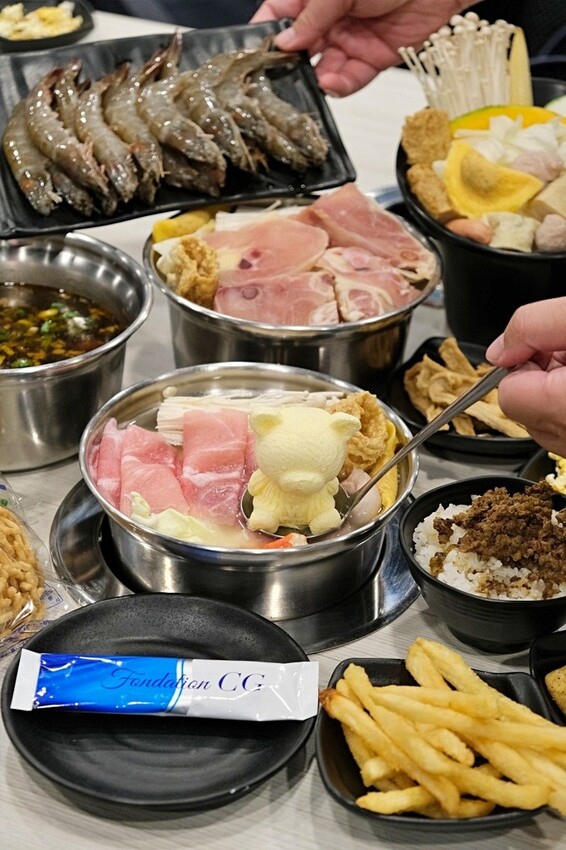 台南火鍋【九鼎鍋開元店】24小時營業平價火鍋,30種風味湯底 台南火鍋【九鼎鍋開元店】24小時營業平價火鍋,30種風味湯底