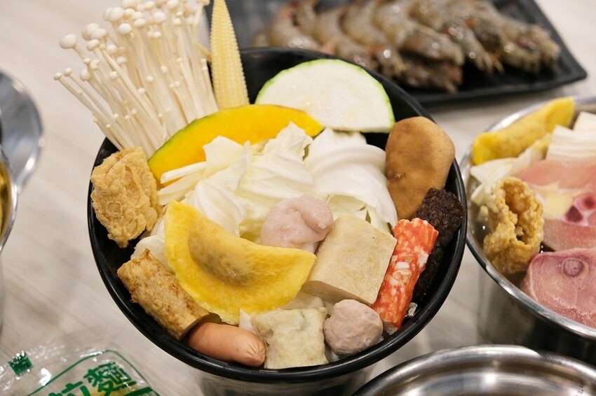 台南火鍋【九鼎鍋開元店】24小時營業平價火鍋,30種風味湯底 台南火鍋【九鼎鍋開元店】24小時營業平價火鍋,30種風味湯底