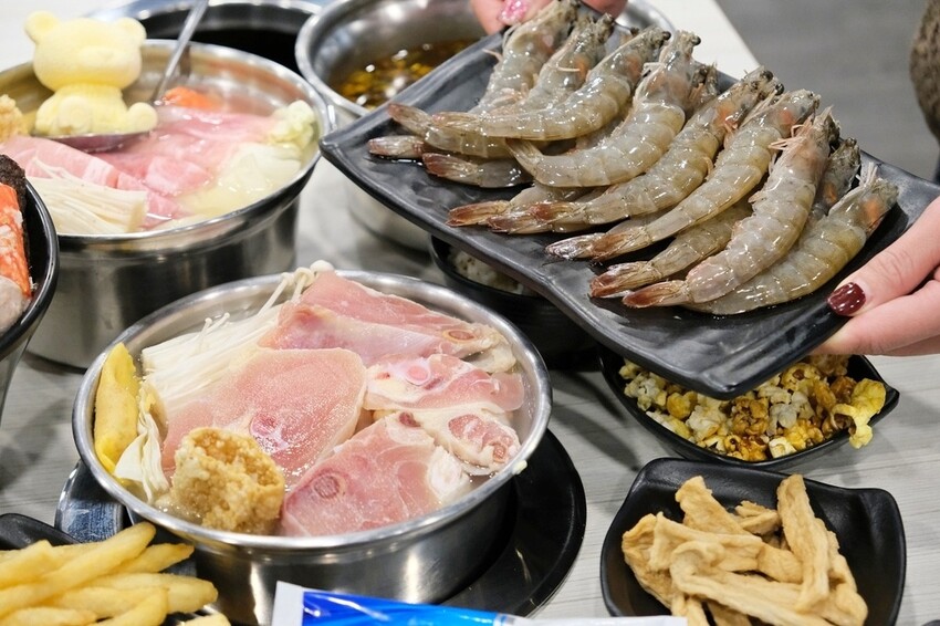 台南火鍋【九鼎鍋開元店】24小時營業平價火鍋,30種風味湯底 台南火鍋【九鼎鍋開元店】24小時營業平價火鍋,30種風味湯底