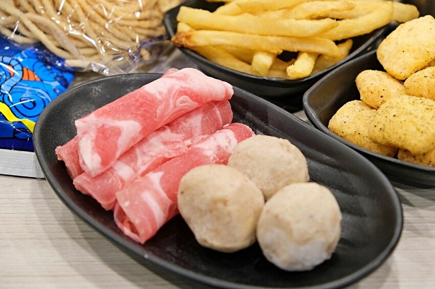 台南火鍋【九鼎鍋開元店】24小時營業平價火鍋,30種風味湯底 台南火鍋【九鼎鍋開元店】24小時營業平價火鍋,30種風味湯底