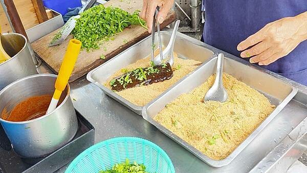 華陰街豬血糕｜１隻只要２５元後火車站超便宜豬血糕