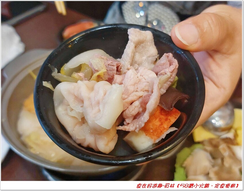 用料豐富的平價小火鍋，還有定食料理(便當)可以選擇，加上白飯，肉燥，飲料冰品，醬料的自助吧無限享用，絕對飽足又美味!!【58讚小火鍋．定食便當】員林美食