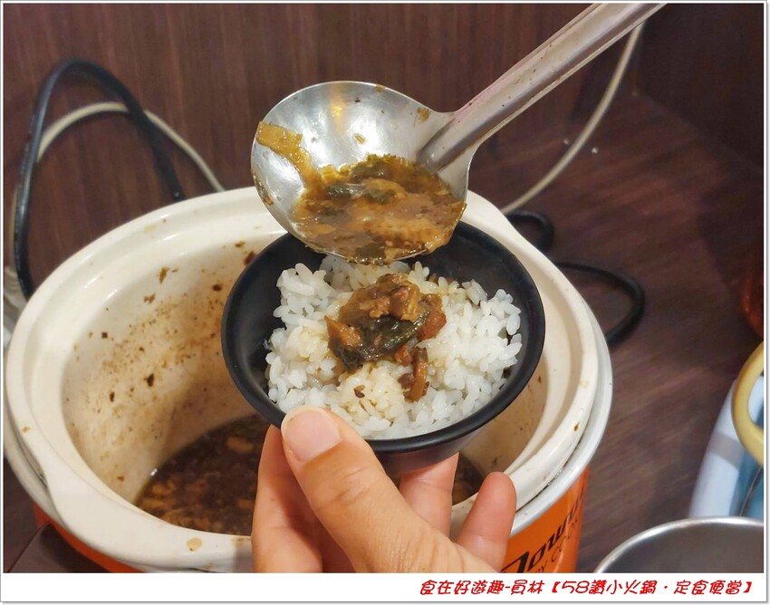 用料豐富的平價小火鍋，還有定食料理(便當)可以選擇，加上白飯，肉燥，飲料冰品，醬料的自助吧無限享用，絕對飽足又美味!!【58讚小火鍋．定食便當】員林美食