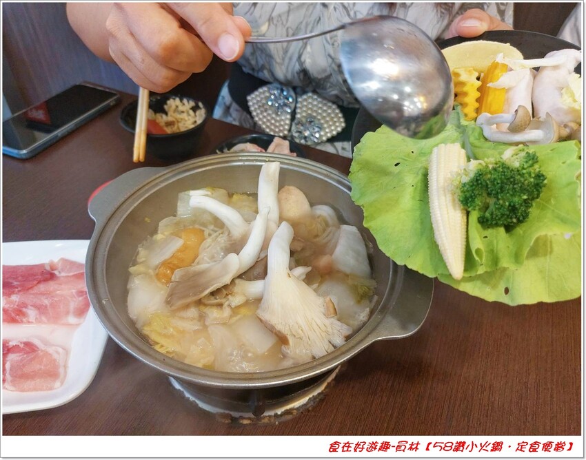 用料豐富的平價小火鍋，還有定食料理(便當)可以選擇，加上白飯，肉燥，飲料冰品，醬料的自助吧無限享用，絕對飽足又美味!!【58讚小火鍋．定食便當】員林美食