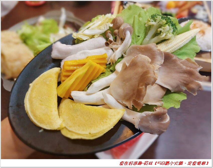 用料豐富的平價小火鍋，還有定食料理(便當)可以選擇，加上白飯，肉燥，飲料冰品，醬料的自助吧無限享用，絕對飽足又美味!!【58讚小火鍋．定食便當】員林美食