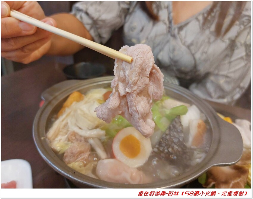 用料豐富的平價小火鍋，還有定食料理(便當)可以選擇，加上白飯，肉燥，飲料冰品，醬料的自助吧無限享用，絕對飽足又美味!!【58讚小火鍋．定食便當】員林美食