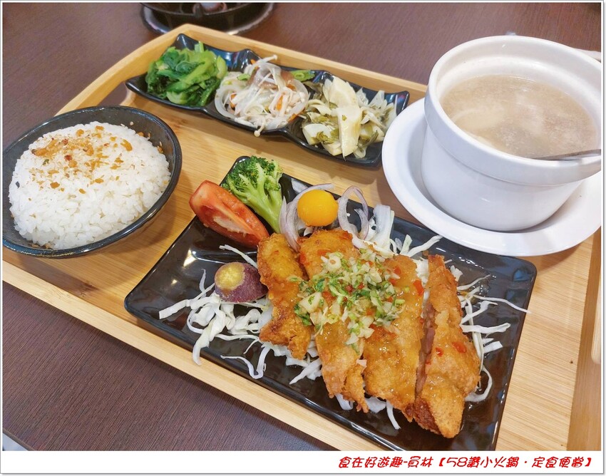 用料豐富的平價小火鍋，還有定食料理(便當)可以選擇，加上白飯，肉燥，飲料冰品，醬料的自助吧無限享用，絕對飽足又美味!!【58讚小火鍋．定食便當】員林美食