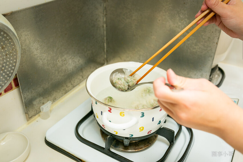 桃園中壢美食-餛飩女王，用心製作的手工鮮肉餛飩超美味！讓我在家輕鬆做出好料理～ @圍事小哥的幸福相框