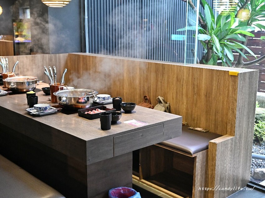 鼎湘鍋物｜這間火鍋好狂～除了日本A5和牛竟然還吃得到鱷魚肉！還有蔬菜、冰淇淋、咖啡、飲品自助吧吃到飽～