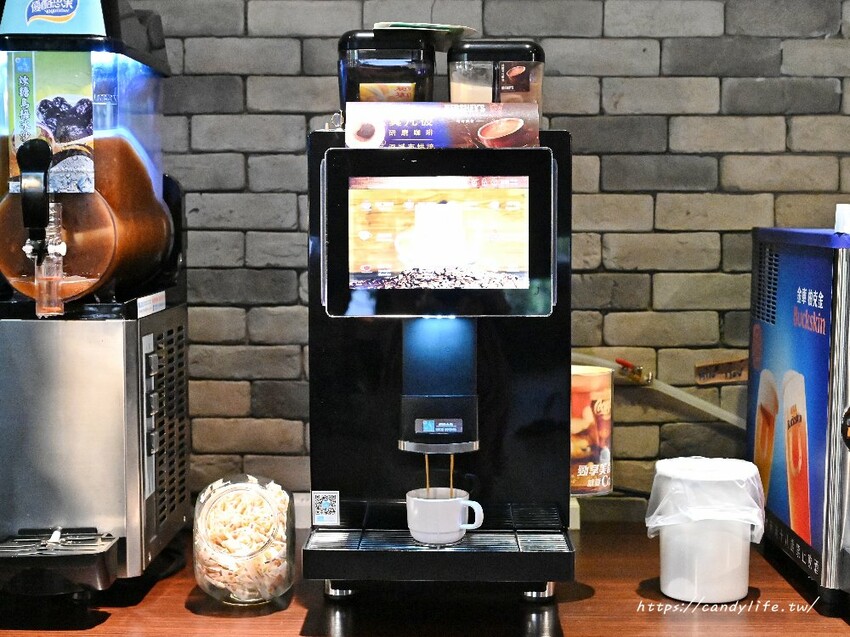 鼎湘鍋物｜這間火鍋好狂～除了日本A5和牛竟然還吃得到鱷魚肉！還有蔬菜、冰淇淋、咖啡、飲品自助吧吃到飽～