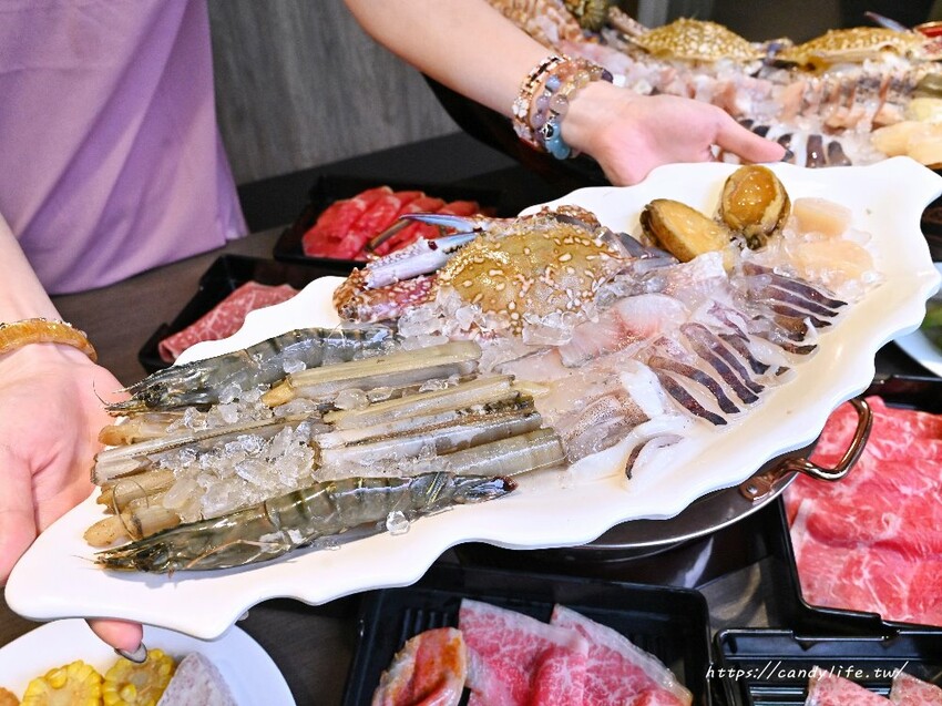 鼎湘鍋物｜這間火鍋好狂～除了日本A5和牛竟然還吃得到鱷魚肉！還有蔬菜、冰淇淋、咖啡、飲品自助吧吃到飽～