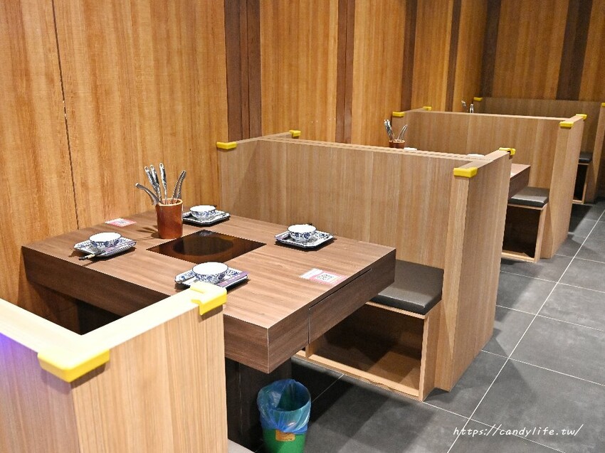 鼎湘鍋物｜這間火鍋好狂～除了日本A5和牛竟然還吃得到鱷魚肉！還有蔬菜、冰淇淋、咖啡、飲品自助吧吃到飽～