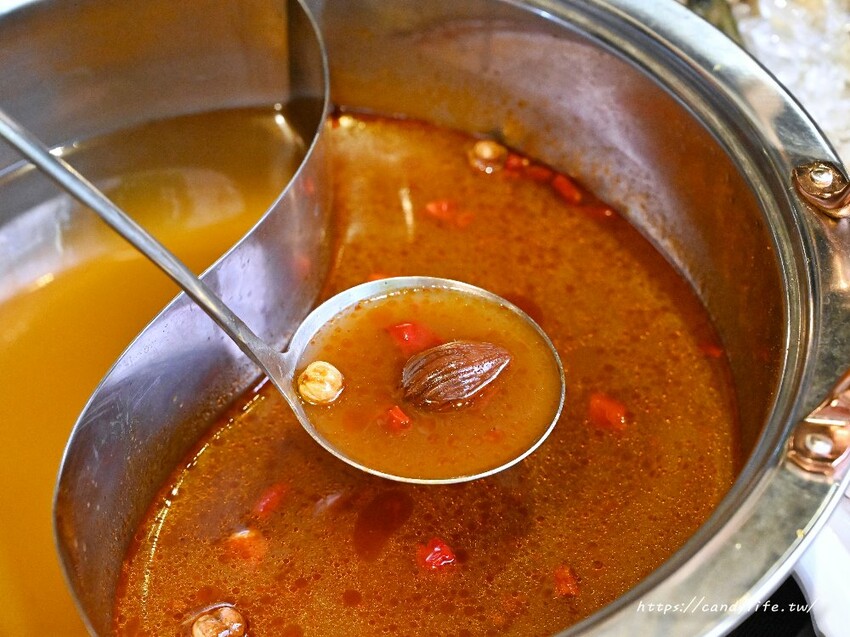 鼎湘鍋物｜這間火鍋好狂～除了日本A5和牛竟然還吃得到鱷魚肉！還有蔬菜、冰淇淋、咖啡、飲品自助吧吃到飽～