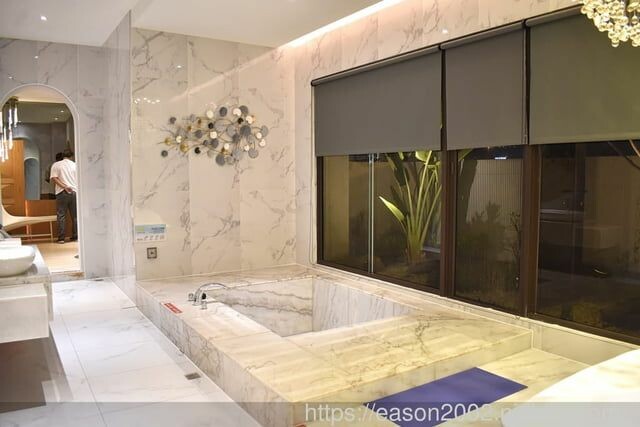 台中汽車旅館推薦 | 朵茉行館 813 房 結合中東豪華元素與當代設計的精髓 私人KTV 超大大理石浴缸 舒適的休息空間 奢華渡假天堂 - 就是這樣。吃喝玩樂。愛漂亮部落格 - FashionGui