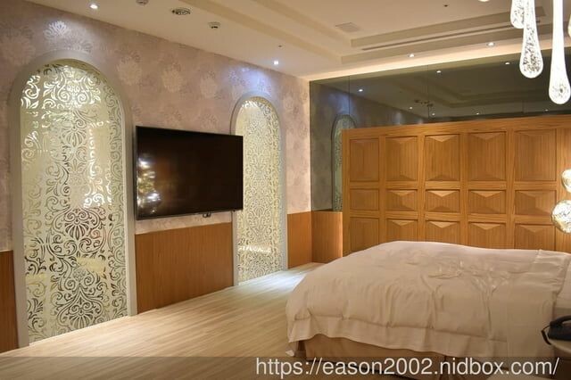 台中汽車旅館推薦 | 朵茉行館 813 房 結合中東豪華元素與當代設計的精髓 私人KTV 超大大理石浴缸 舒適的休息空間 奢華渡假天堂 - 就是這樣。吃喝玩樂。愛漂亮部落格 - FashionGui