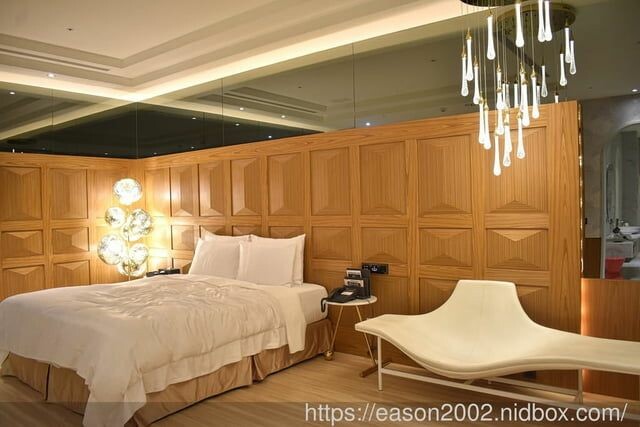 台中汽車旅館推薦 | 朵茉行館 813 房 結合中東豪華元素與當代設計的精髓 私人KTV 超大大理石浴缸 舒適的休息空間 奢華渡假天堂 - 就是這樣。吃喝玩樂。愛漂亮部落格 - FashionGui