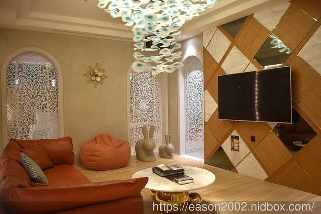 台中汽車旅館推薦 | 朵茉行館 813 房 結合中東豪華元素與當代設計的精髓 私人KTV 超大大理石浴缸 舒適的休息空間 奢華渡假天堂 - 就是這樣。吃喝玩樂。愛漂亮部落格 - FashionGui