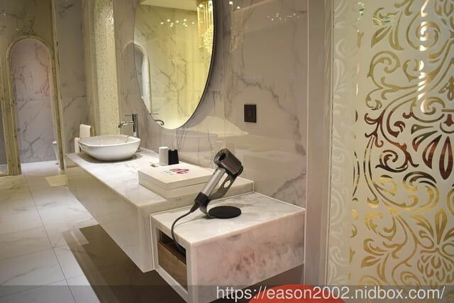 台中汽車旅館推薦 | 朵茉行館 813 房 結合中東豪華元素與當代設計的精髓 私人KTV 超大大理石浴缸 舒適的休息空間 奢華渡假天堂 - 就是這樣。吃喝玩樂。愛漂亮部落格 - FashionGui