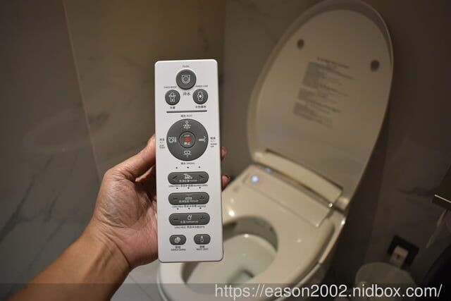 台中汽車旅館推薦 | 朵茉行館 813 房 結合中東豪華元素與當代設計的精髓 私人KTV 超大大理石浴缸 舒適的休息空間 奢華渡假天堂 - 就是這樣。吃喝玩樂。愛漂亮部落格 - FashionGui