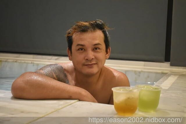 台中汽車旅館推薦 | 朵茉行館 813 房 結合中東豪華元素與當代設計的精髓 私人KTV 超大大理石浴缸 舒適的休息空間 奢華渡假天堂 - 就是這樣。吃喝玩樂。愛漂亮部落格 - FashionGui