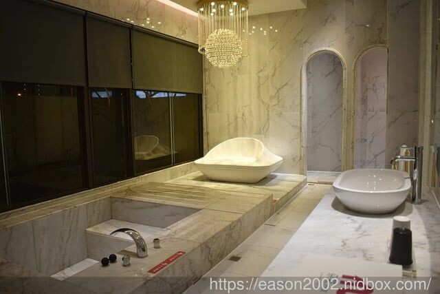 台中汽車旅館推薦 | 朵茉行館 813 房 結合中東豪華元素與當代設計的精髓 私人KTV 超大大理石浴缸 舒適的休息空間 奢華渡假天堂 - 就是這樣。吃喝玩樂。愛漂亮部落格 - FashionGui