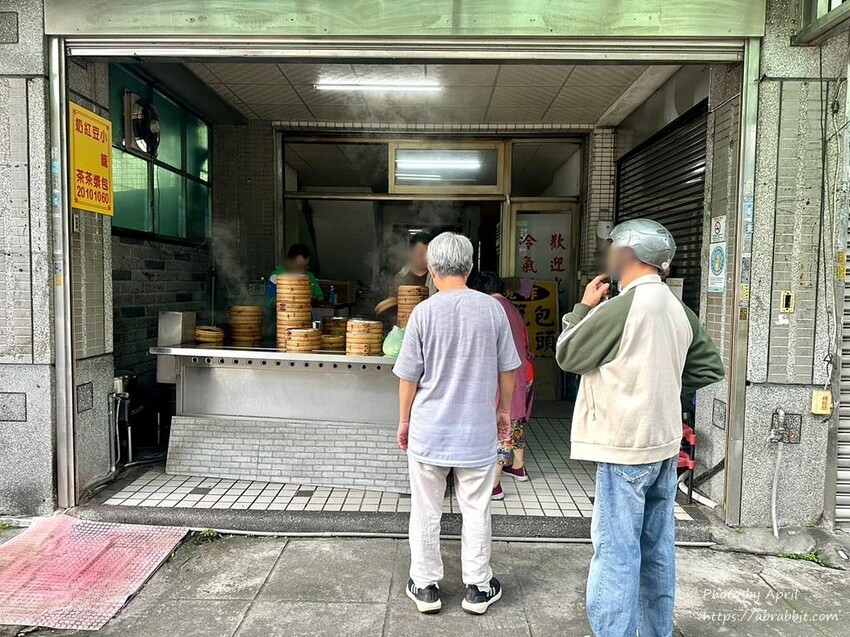 太平803國軍醫院對面的803小籠包，沒有座位只能外帶唷。