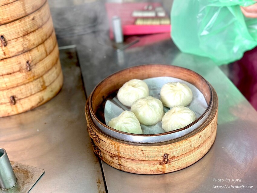 太平803國軍醫院對面的803小籠包，沒有座位只能外帶唷。